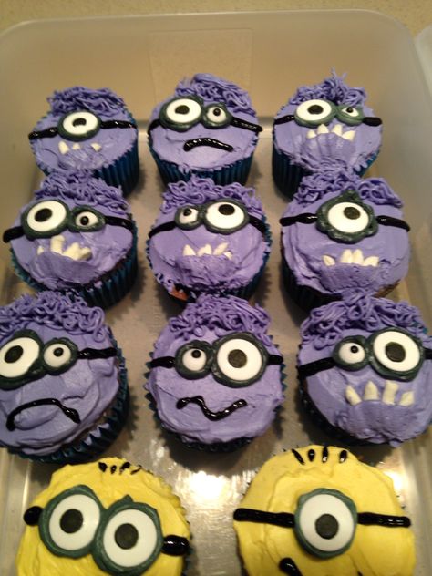 My Purple minion cupcakes Minion Birthday Party Cake Cupcakes, Minions Cupcakes Ideas, Purple Minion Cupcakes, Purple Minion Party, Purple Minion Cake, Minion Happy Birthday, Boys Cupcakes, Minion Cupcake, Turtle Cakes