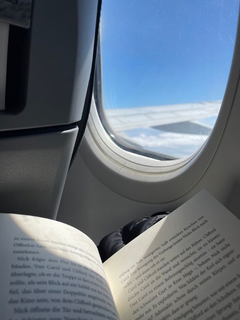 Aesthetic Pictures Airplane, Airplane Reading Aesthetic, Trip Aesthetic Airplane, Airplane Story Instagram, Reading On Plane, Travel Astetic, Airplane Story, Landscape Plane, Airplane Pics