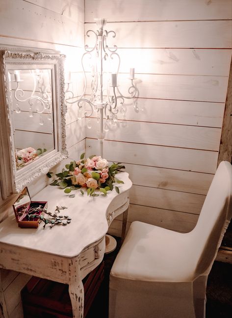 Bridal Suites Decor, Diy Bridal Suite, Bridal Suite Floral Decor, Wedding Dressing Room, Rustic Bridal Suite Room, Chalet Remodel, Bridal Cabin, Bridal Suite Decorations, Bridal Getting Ready Room Decor