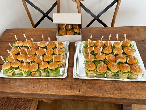 Mini hambúrguer 🍔 Mini Burgers Party, Funny Baby Cartoon, Burger Party, Tinkerbell Party, Party Food Buffet, Mini Burgers, Pool Birthday, Paw Patrol Party, Pool Birthday Party