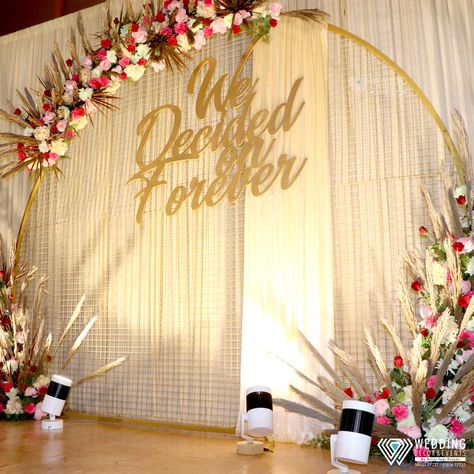 Elegant backdrop with minimal floral arrangements Minimal Floral Backdrop, Minimal Stage Decoration, Minimal Engagement Decor, Minimal Floral Arrangements, Western Backdrop, Pj Ideas, Engagement Stage, Engagement Stage Decoration, Elegant Backdrop