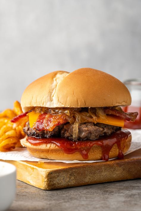 Bbq Bacon Burger, Maple Bbq Sauce, Pretzel Burger, Bacon Burger Recipes, Bacon Bbq Chicken, Bacon Bbq Sauce, Make Bbq Sauce, Bbq Chicken Sliders, Cheddar Burger