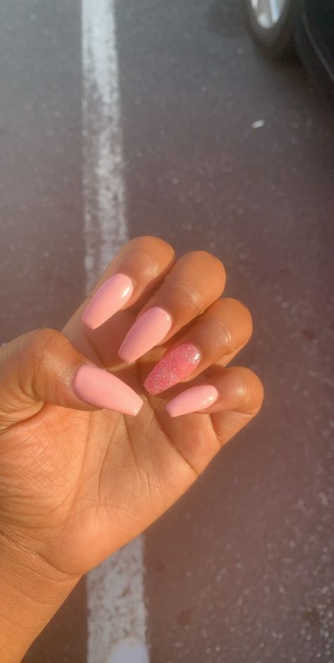 Acrylic Nails With Glitter Ring Finger, Pink Nails With Glitter Ring Finger, Single Nail Design Ring Finger, One Nail Design Ring Finger Simple, Nails With Design On Ring Finger, Baby Pink Nails With Glitter, Pink Nails With Glitter, Pink Acrylic Nail Designs, Pink Flower Nails