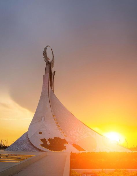 UZBEKISTAN, TASHKENT - MAY 5, 2023 Monument of Independence in the form of a stele with a Humo bird on a sunset in the New Uzbekistan. Tashkent Uzbekistan, Cityscape Photos, Nature Backgrounds, Heart With Arrow, May 5, Background Banner, Travel Lifestyle, Landscape Photos, Monument