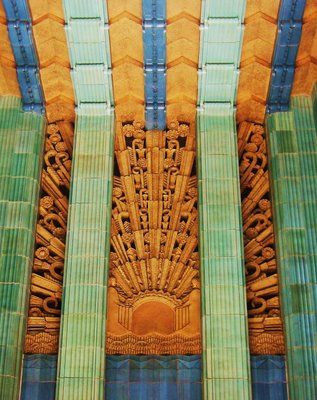 Turquoise and yellow terracotta sunburst decorates the vestibule over the front entrance of the Eastern Columbia Building. 1930s Windows, Eastern Columbia Building, Downtown Art, Los Angeles Art, Deco Architecture, La Art, Art Deco Buildings, Front Entrance, Art Deco Architecture