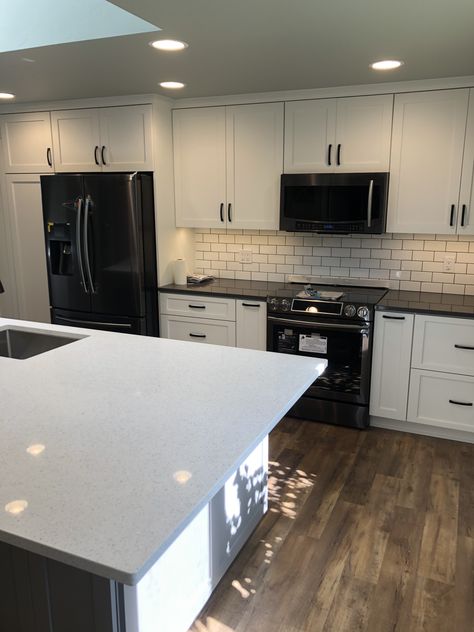 Dark Stainless Steel Appliances Kitchen, Cabinets With Black Appliances, Lake Cottage Kitchen, White Cabinets Black Hardware, White Cabinets Black Appliances, Charcoal Grout, Kitchen Black Counter, Kitchen Renos, Black Stainless Appliances