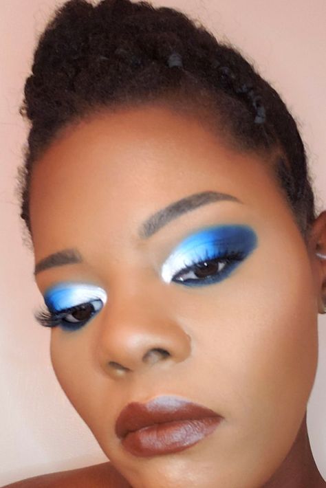 Gradient blue eyeshadow look inspired by the ocean and #anknook Blue Ombre Eyeshadow, Gradient Eyeshadow, Blue Eyeshadow Looks, You Look Fab, Peach Eyeshadow, Blue Eyeshadow, By The Ocean, Cut Crease, Blue Ombre