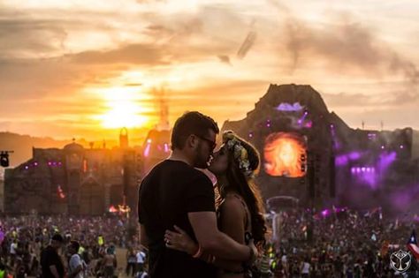 #tomorrowworld #edm #dreamville #edc #raves #plur #couples #love #peace #unity #respect #lifegoal Rave Couple Outfits, Rave Pictures, Rave Couple, Dj Electro, Edc Orlando, Electro Dance, Dubstep Music, Romantic Surprise, Electric Forest