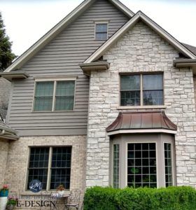 Exterior stone and brick beige, greige and gray, beige windows with Benjamin Moore Metropolis, Smokey Taupe. Kylie M INteriors Edesign, online paint colour consultant Sw Sensible Hue Exterior, Beige Brick House Exterior, Beige Windows, Sensible Hue, Grey Brick Houses, Brick Exteriors, Exterior Paint Color Schemes, Kylie M Interiors, Smokey Taupe