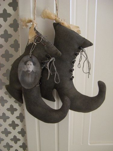 Witches Boots, Moldes Halloween, Witch Boots, Adornos Halloween, Primitive Halloween, Fall Halloween Crafts, Halloween Doll, Primitive Crafts, Halloween Inspiration