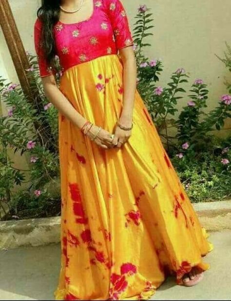 plane anarkali Saree Pic, Frock Models, Party Wear Frocks, Bridal Blouses, Designer Anarkali Dresses, Gown Party Wear, Long Gown Design, Long Frock, Frock Dress