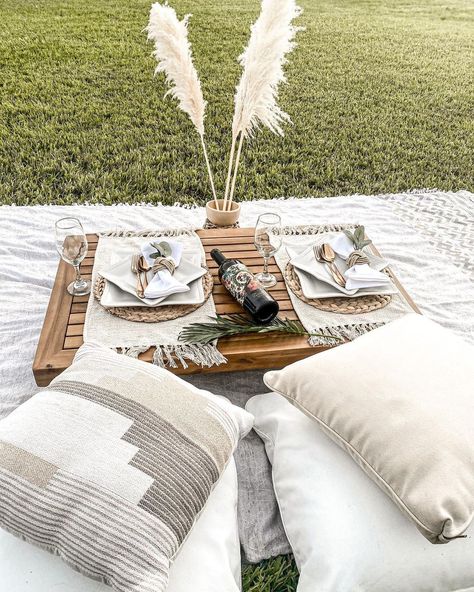 Simple Picnic Setup Ideas, Picnic Setup Ideas, Picnic Romantic, Simple Picnic, Picnic Setup, Romantic Picnic, Picnic Ideas, Romantic Picnics, Party Pops