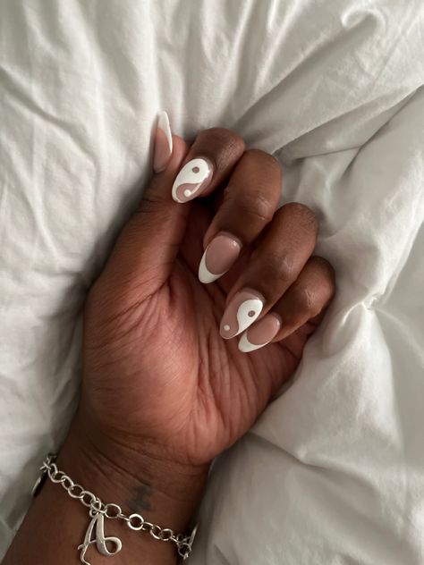 Simple Summer Nails Short Almond, Summer Vacation Nails Simple, Fancy Almond Nails Designs, Spring 23 Nails, Masculine Nails Designs, Designs On White Nails, Ying And Yang Nails, Ying Yang Nail Art, Simple Spring Nails Acrylic