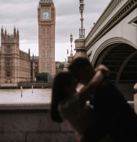 London Relationship Aesthetic, London Honeymoon Aesthetic, Uk Couple Aesthetic, Engagement Photoshoot London, London Couple Photos, Couple In London Aesthetic, City Romance Aesthetic, London Aesthetic Photo Ideas, February Vibes Aesthetic