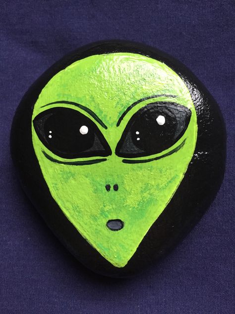 Alien Alien Rock Painting Ideas, Alien Rock Painting, Alien Painted Rocks, Alien Pumpkin Painting, Alien Face Drawing, Eye Rock Painting, Face Drawing Ideas, Alien Painting, Painted Rock Cactus