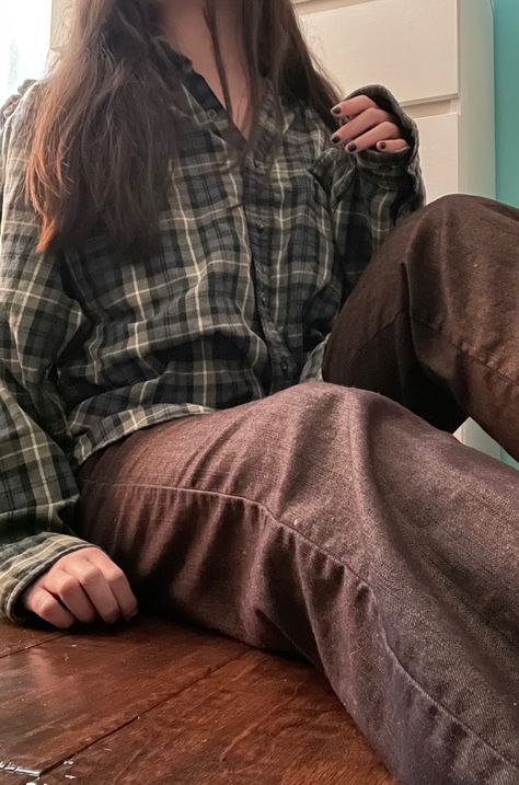 outfit: green flannel with brown pants Long Sleeve Flannel Shirt Outfit, Masc Outfits For Women Flannel, Mens Flannel Shirt Outfit For Women, Outfits With Green Flannel, Green Flannel Outfits For Women, Light Green Flannel Outfit, Brown Pants Grunge, Flannels Aestethic, Green Flannel Aesthetic