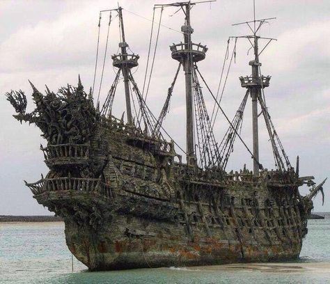 This is Blackbeard's ship, the Queen Anne's Revenge, used in the filming of The Pirates of the Caribbean Kapal Karam, Old Pirate, Famous Pirates, Kaptan Jack Sparrow, Navi A Vela, Bateau Pirate, Old Sailing Ships, Flying Dutchman, Abandoned Ships