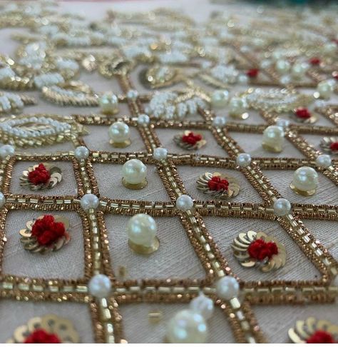 Embroidery For Saree, Sequins Embroidery Pattern, Embroidery Styles, Tambour Beading, Gold Work Embroidery, Saree And Blouse, Simple Hand Embroidery Patterns, Hand Beaded Embroidery, Pearl Embroidery