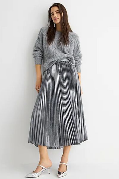 Silver Pleated Midi Skirt Outfit, Silver Trend 2023, Metallic Trend 2023, Silver Skirt Outfit Ideas, Silver Skirt Outfit Metallic, Silver Pleated Skirt Outfit, Metallic Pleated Skirt Outfits, Silver Skirt Outfit, Silver Skirt Outfits