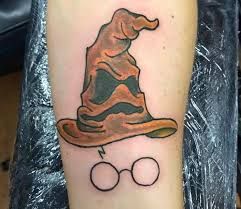 Sorting Hat Tattoo, Slytherin Tattoo, Slytherin Stuff, Harry Potter Pets, Hat Tattoo, The Sorting Hat, Harry Potter Universe, Castle Tattoo, Harry Potter Glasses