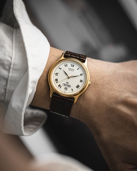 Just look at those day-date windows 😍 What’s the first watch that comes to mind that features beautiful typography on its dial? A lot of watches have decent type, but this Seiko SQ Roman Day-Date was the one that made me stop and notice it. One look at that gorgeous letter work and I knew I had to have it! (Luckily I was able to claim one from one of @oldtimer.watch’s coveted drops!) And because it’s a Seiko, it also wears like a charm! A perfect value prop for when you want to feel like a... Casio Watches For Men, Seiko Vintage Watch, Casio F91w, Seiko Vintage, Stylish Watches Men, A T, First Watch, Retro Watches, Beautiful Typography