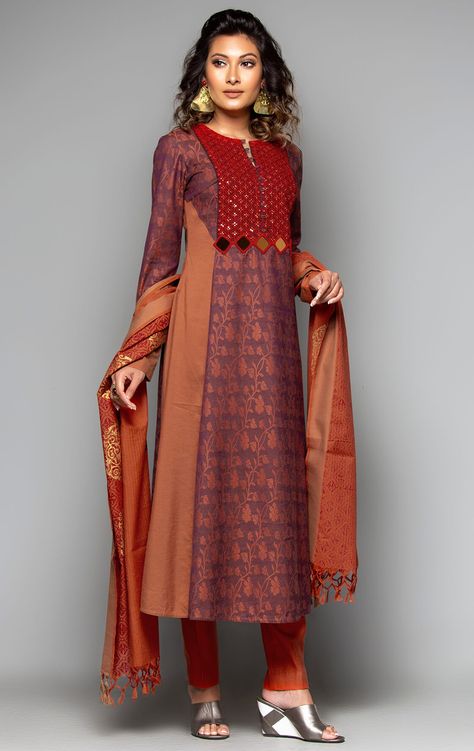 Shalwar Kameez Pakistani, Desi Wear, Emo Dresses, Kurta Neck Design, African Traditional Dresses, Pakistani Dress, Red Embroidery, Traditional Pattern, Pakistani Dress Design