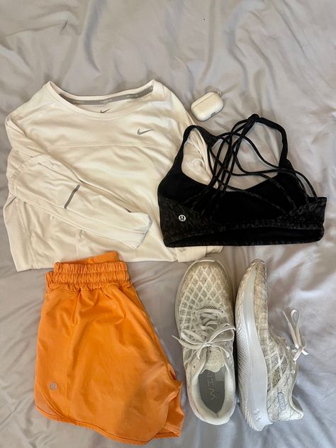 Lululemon White Shorts Outfit, Running Outfit Inspiration, Lululemon Bra Outfit, Track Workout Outfits, Nike Running Shorts Outfit, Aesthetic Running Outfit, Spring Running Outfit, Lululemon Running Outfit, Orange Workout Outfit