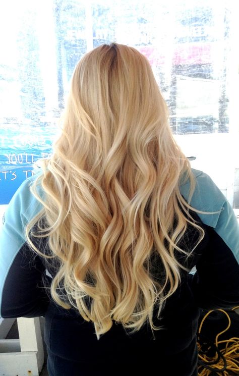 Wavy hair back view. Curl in opposite directions Hair Back View, Warm Blonde Hair, Ombre Blond, Hair Secrets, European Hair, Honey Blonde Hair, Blonde Hair Shades, Honey Hair, Blonde Hair Looks