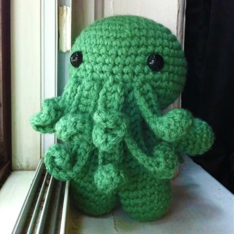 Cuddly Cthulhu - Rural Rebellion Crochet Pour Halloween, Confection Au Crochet, Halloween Crochet, Yarn Projects, Diy Baby, Cthulhu, Amigurumi Free Pattern, Crochet Dolls, Crochet Afghan