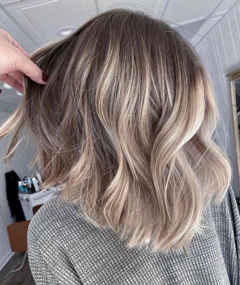 Short Bob Highlights Blonde, Sandy Blonde Balayage Short Hair, Bob Hairstyles Blonde Highlights, Partial Balayage Short Hair, Baylage Bob, Short Dark Blonde Hair With Highlights, Honey Blonde Balayage Short Hair, Sandy Blonde Hair Balayage, Balayage Short Hair Blonde