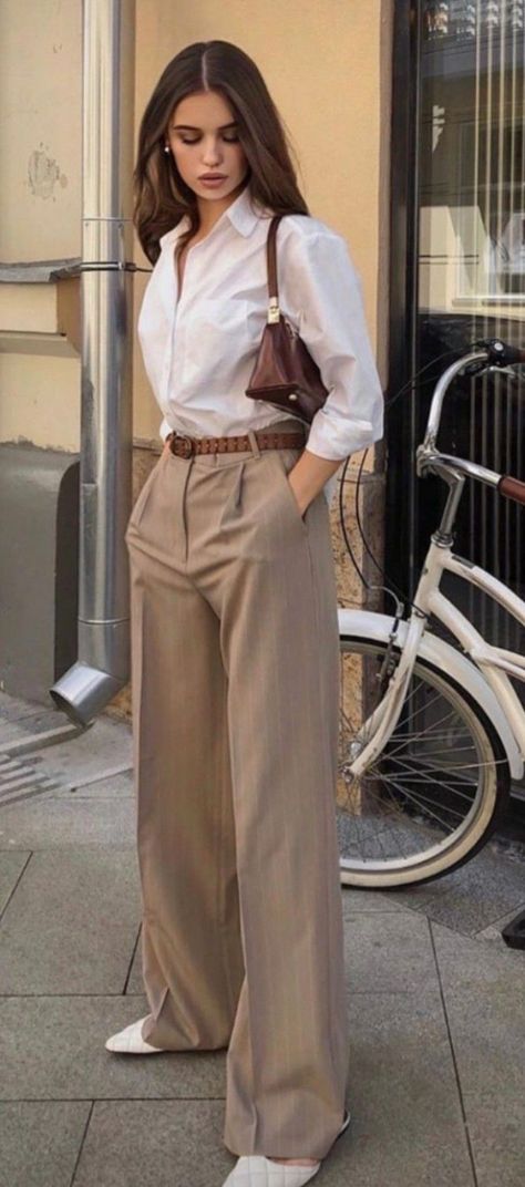 Hourglass Shirts Outfit, Hourglass Old Money Outfits, Boss Girl Aesthetic Outfits, First Job Outfits, White And Brown Outfit, Italy Wardrobe, Hourglass Style, Girl Boss Outfit, Corporate Outfit