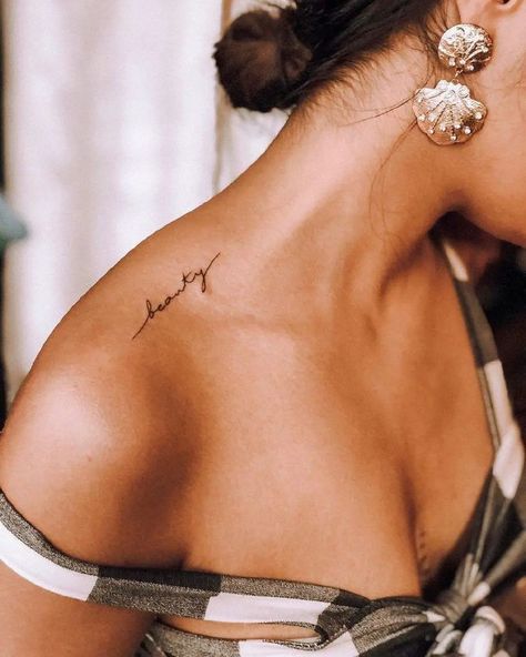 100 Small Tattoos for Women That are Super Cute Tato Dada, Tato Minimal, Tato Jari, Small Shoulder Tattoos, Bone Tattoos, Petite Tattoos, Shoulder Tattoos For Women, Cute Small Tattoos, Cute Tattoos For Women