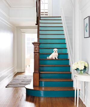 Would you ever paint the risers of your stairs in an ombre color scheme like this home? Ombré Stairs, Ombre Interior, Wainscoting Design, Surf Cottage, House Basement, Natural Decorations, Stair Art, Koti Diy, Staircase Decor