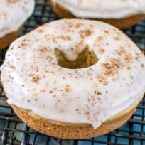 Eggnog Donuts Recipe Donut Calories, Making Donuts, Delicious Christmas Desserts, Healthy Donuts, Donuts Recipe, Homemade Donuts, Holiday Breakfast, Just Bake, Chocolate Donuts