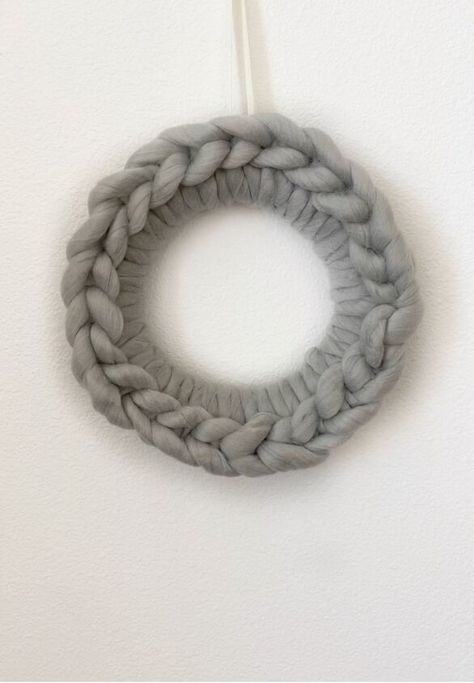 Arm Knit Wreath, Finger Crochet Wreath, Chunky Knit Wreath, Finger Knitting Wreath, Chunky Knit Wreath Tutorial, Chunky Knit Christmas Wreath, Winter Bulky Yarn Wreath, Wool Crafts Diy, Wreaths Videos