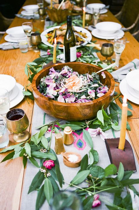 #rustic, #garland, #clematis, #al-fresco, #centerpiece, #salad, #wood, #bowl, #bay-leaves, #casual Photography: Nancy Neil - nancyneil.com Catering: Om Sweet Mama - omsweetmama.com Event + Floral Design: Kelly Oshiro Design - sbchic.com Read More: http://www.stylemepretty.com/living/2013/04/23/how-to-host-a-farm-to-table-dinner-recipes/ Family Style Weddings, Family Style Dinner, Table Dinner, Outdoor Dinner, Summer Tables, Summer Entertaining, Wedding Dinner, Wedding Food, Dinner Table