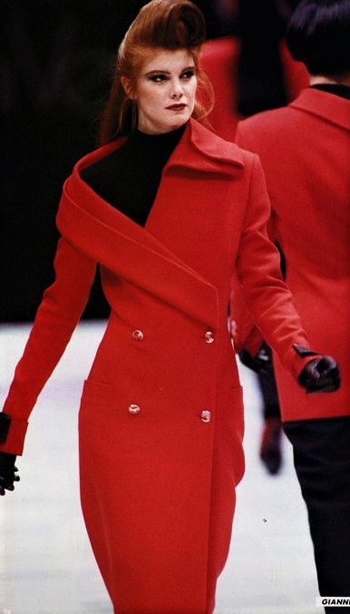 Versace Catwalk, Versace Coat, Versace Runway, 90s Runway Fashion, Versace Fashion, Versace Couture, Feminine Fashion, 1980s Fashion, Fashion Project