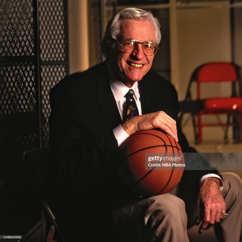 George Mikan poses for a portrait as part of NBA at 50 circa 1996 in... Fotografía de noticias - Getty Images George Mikan, Famous Birthdays, June 18th, New York New York, Nba, Getty Images, High Resolution, Resolution, New York