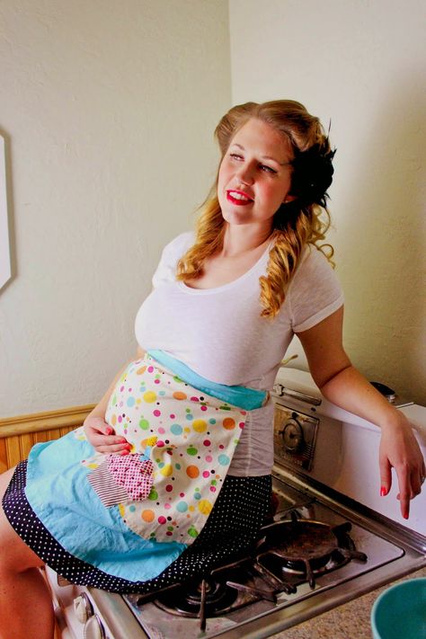 From Dahlias to Doxies: Retro Housewife Maternity Shoot Retro Maternity Clothes, 1950s Maternity Fashion, Pregnant Housewife, 1950s Maternity, Maternity Pin Up, 1970s Pregnant Woman, Happy Housewife, Retro Housewife, Elegant Home Decor