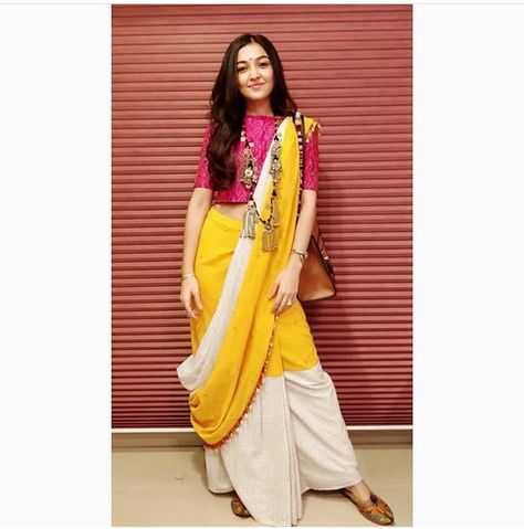 Sonam luthria Saree Styling, Fashionable Saree, Saree Wearing Styles, Saree Wearing, Indian Sari Dress, Indian Fashion Trends, Dresses Traditional, Modern Saree, Indian Saree Blouses Designs