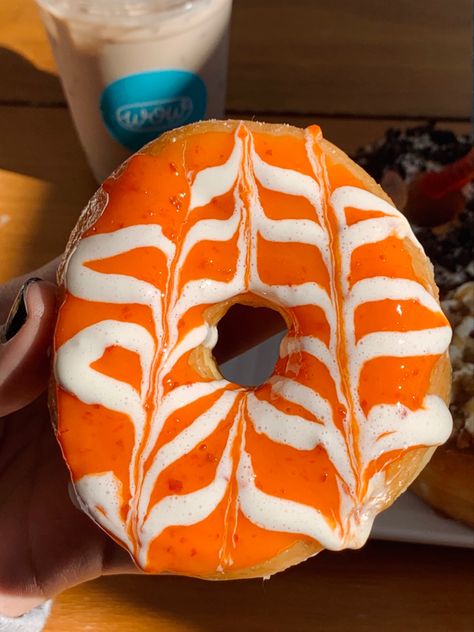 Orange Doughnut, Fall Donuts Aesthetic, Aesthetic Donut Pictures, Maple Donut Aesthetic, Filled Doughnuts Photography, Orange Creamsicle, Pretty Birthday Cakes, Orange Recipes, Donuts