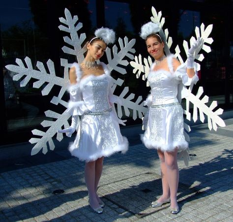 Snow Flake Costume Diy, Snow Flake Costumes, Snow Themed Parade Float, Snow Theme Outfit, Snow Costume Diy, Blizzard Costume, Diy Snowman Costume, Winter Costume Ideas, Snow Princess Costume