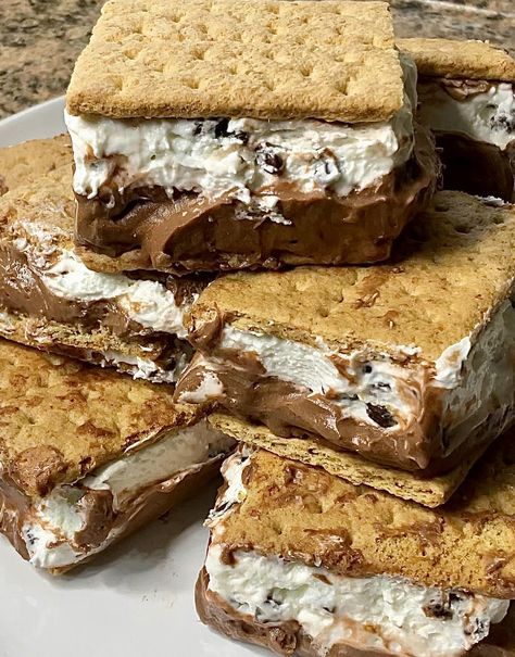 Frozen S'mores Bars Graham Bar Cookies And Cream, S’mores Ice Cream Dessert, Things To Make With Marshmallow Fluff, Frozen Smores Bars, Graham Bar, Frozen Smores, Baked Smores, S Mores Bars, Smores Dessert