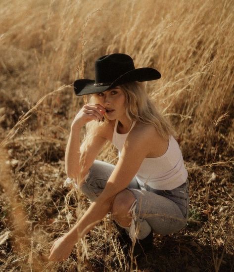 Beach Cowgirl Photoshoot, Cowgirl Photoshoot Ideas, Cowgirl Poses, Cowgirl Character, Cowgirl Shoot, Cowboy Photoshoot, Western Photoshoot Ideas, Western Shoot, Cowgirl Photoshoot