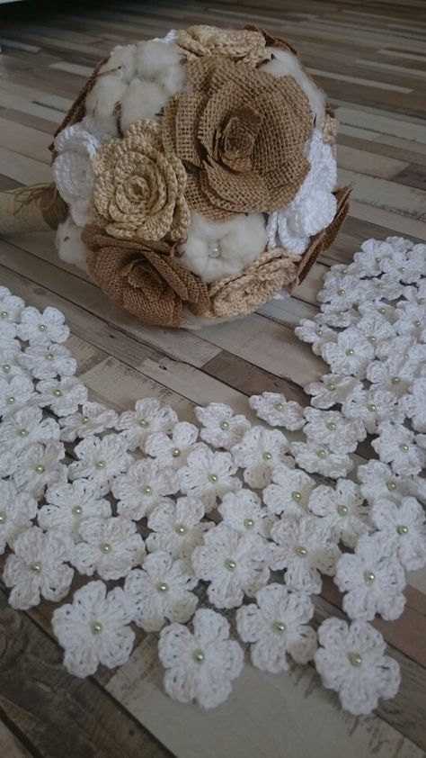 Crochet Wedding Decorations Centerpieces, Crochet Wedding Decor, Crochet Wedding Bouquet, Crochet Wedding, Crochet Creations, Wedding Item, Knitting Ideas, Bridal Shower Gifts, Wedding Bouquet