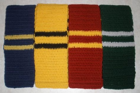 Harry Potter Crochet: How to Make Your Own Hogwarts House Scarves Harry Potter Jumper, Hp Crafts, Ravenclaw Scarf, Crochet Scarf Diagram, Men Scarves, Hogwarts House Colors, Boys Crafts, Crochet Presents, Harry Potter Blanket