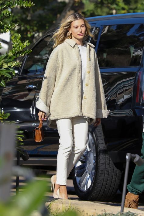 Hailey Baldwin's Fleece Shirt Jacket Is Still Available At Uniqlo Hailey Baldwin Street Style, Kitty Photos, Hailey Baldwin Style, Model Look, Jacket Outfit, Hailey Baldwin, Celebrity Street Style, Fleece Shorts, Dakota Johnson