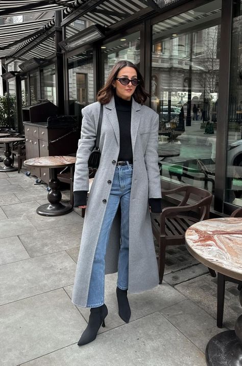 Grey Dress Coat Outfit, Grey Wool Coat Outfit Winter, Long Grey Jacket Outfit, Grey Trench Coat Outfit Winter, Outfits With Grey Coat, Gray Long Coat Outfit, Grey Peacoat Outfit, Grey Trench Coat Outfit, Outfit Formal Juvenil