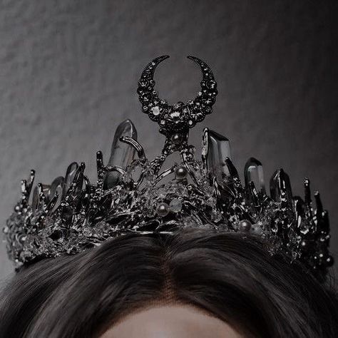 Dark Royalty Aesthetic, Fantasy Crown, Crown Aesthetic, Royal Core, Dark Princess, Medieval Aesthetic, Queen Aesthetic, Royalty Aesthetic, Royal Aesthetic