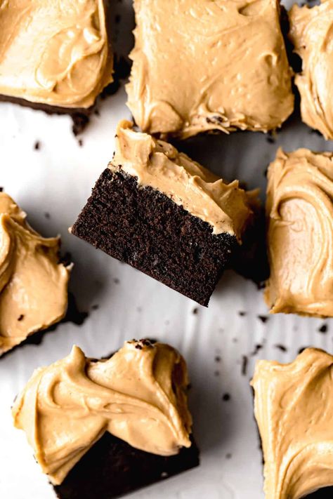 This chocolate cake with peanut butter frosting is pure chocolate pb heaven! It's a simple fudgy cake with a thick layer of peanut butter goodness. Peanut Butter Fudge Cake, Chocolate Cake With Peanut Butter, Cake With Peanut Butter Frosting, Peanut Butter Frosting Recipe, Chocolate Snack Cake, Peanut Cake, Fudgy Cake, Peanut Butter Icing, Chocolate Loaf Cake